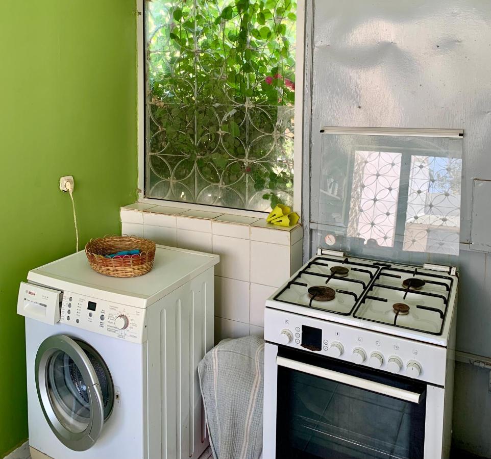 Au Petit Paradis - chambre climatisée et piscine - B&B Sali Niakhniakhal