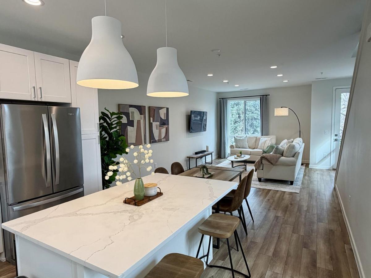 Modern Townhome Near Red Rocks and Downtown - B&B Lakewood