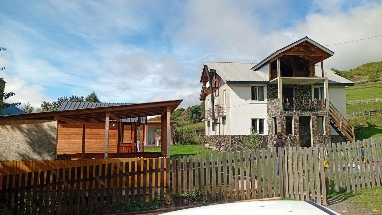 Gugas cottage and guest house in Lakhiri - Bed and Breakfast Lakhiri