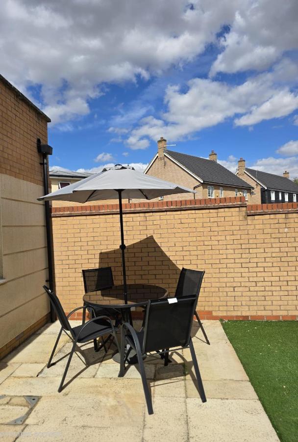 NORTHAMPTON PREMIUM LIVING, Spacious 4 Bedroom House, Sleeps 9, SUPER KING BEDS, Private Parking, Near SIXFIELDS & M1 - Bed and Breakfast Northampton
