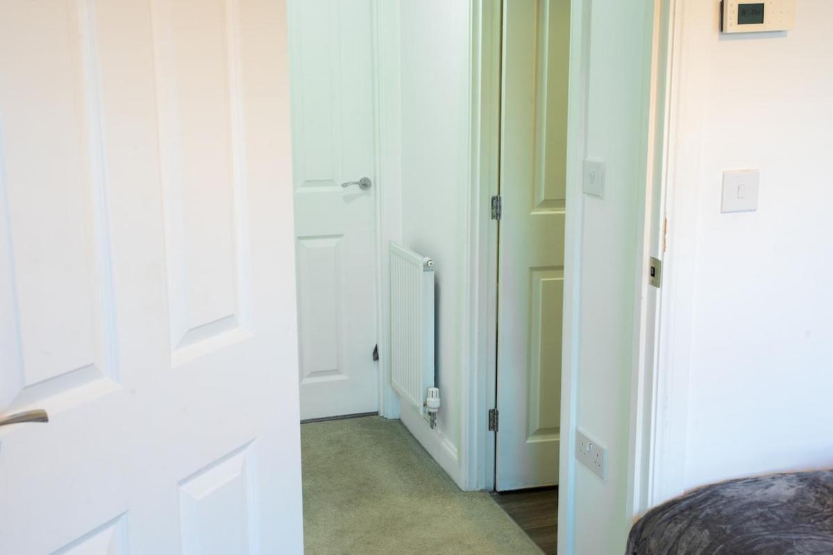 Solid Mirror Exquisite Home Doncaster - B&B Doncaster