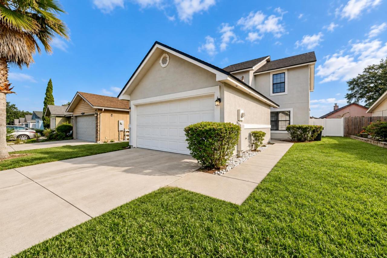 Cozy Spacious Home with Private Backyard and Patio, near shopping - Chambres d'hôtes Jacksonville
