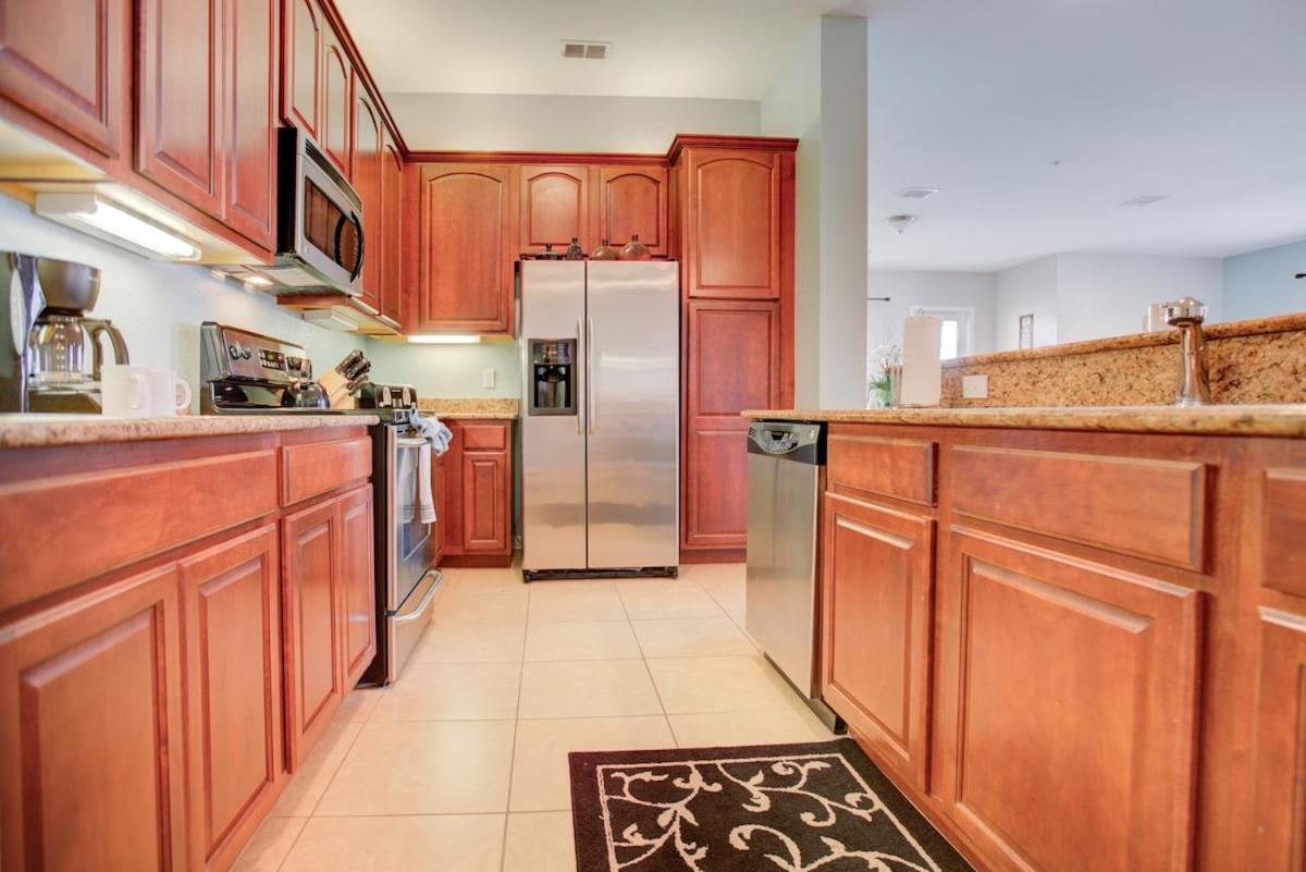 Top-Floor Luxurious LAKEVIEW Condo - B&B Orlando
