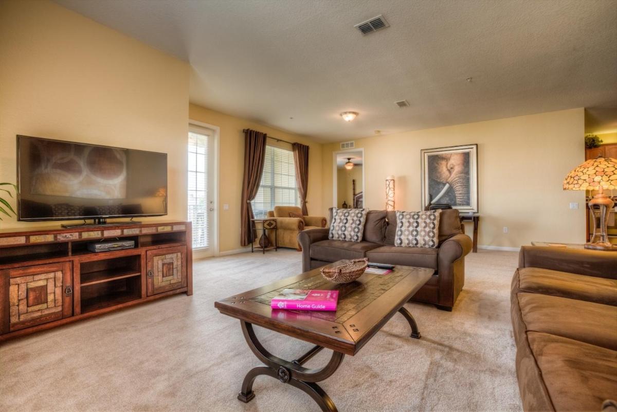 Luxurious Condo wPrivate Balcony AMAZING View - Bed and Breakfast Orlando