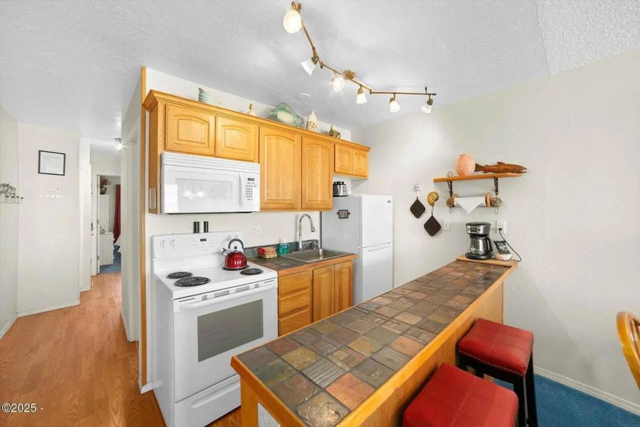 Stunning Beachfront Suite - Sleeps 4 - Second Floor - Pool and Sauna - B&B Lincoln City