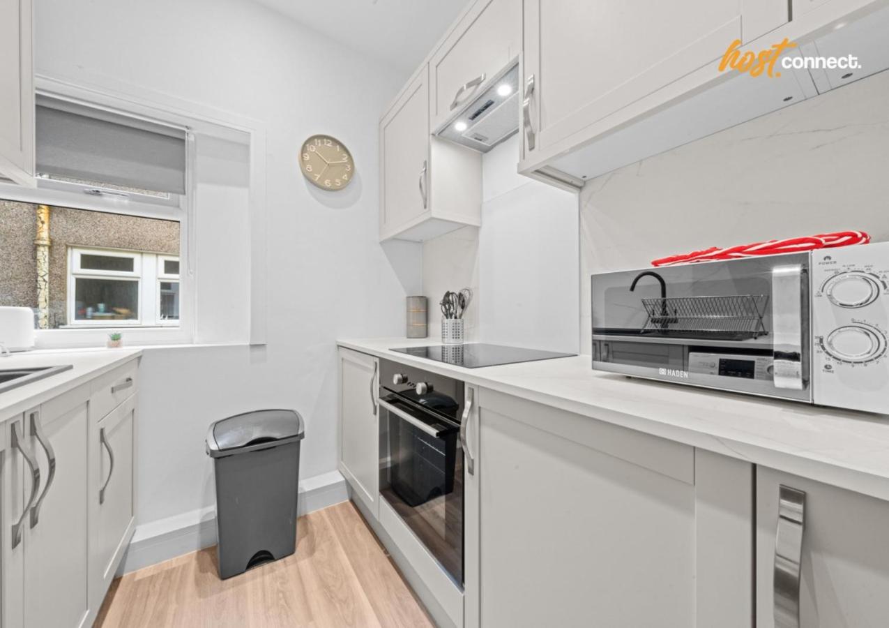 3BR Home in Glasgow Sleeps 6 with Parking - B&B Glasgow