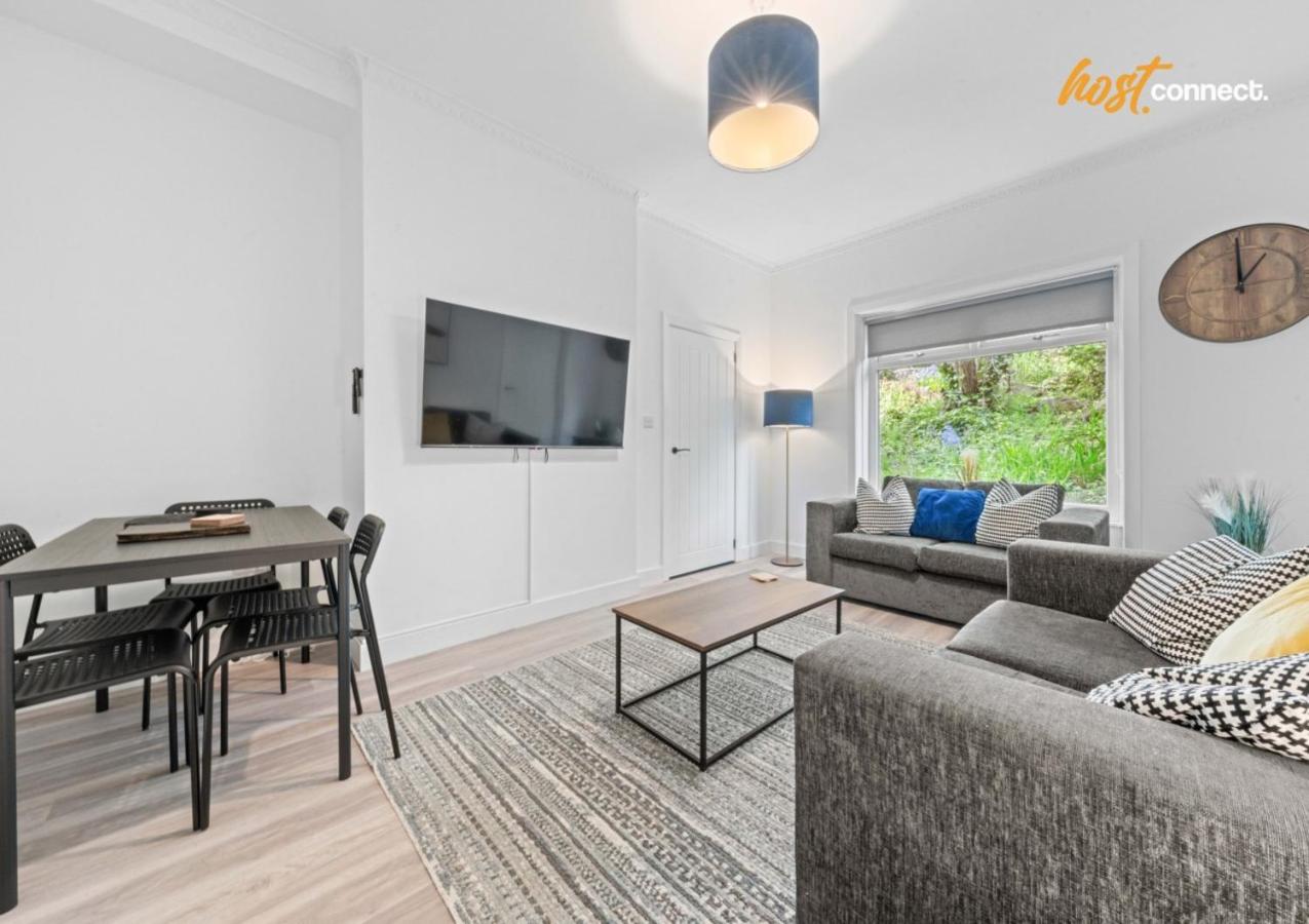 3BR Home in Glasgow Sleeps 6 with Parking - B&B Glasgow