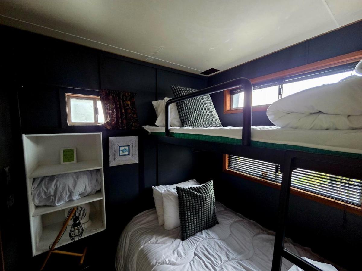 Ella B · Cabin with heated pool, walk to town - B&B Apollo Bay