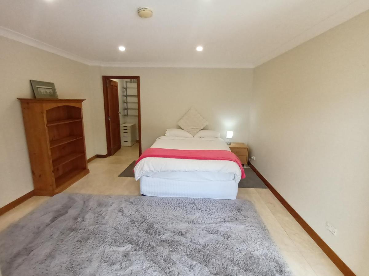 Habitación con cama grande y vistas al jardín