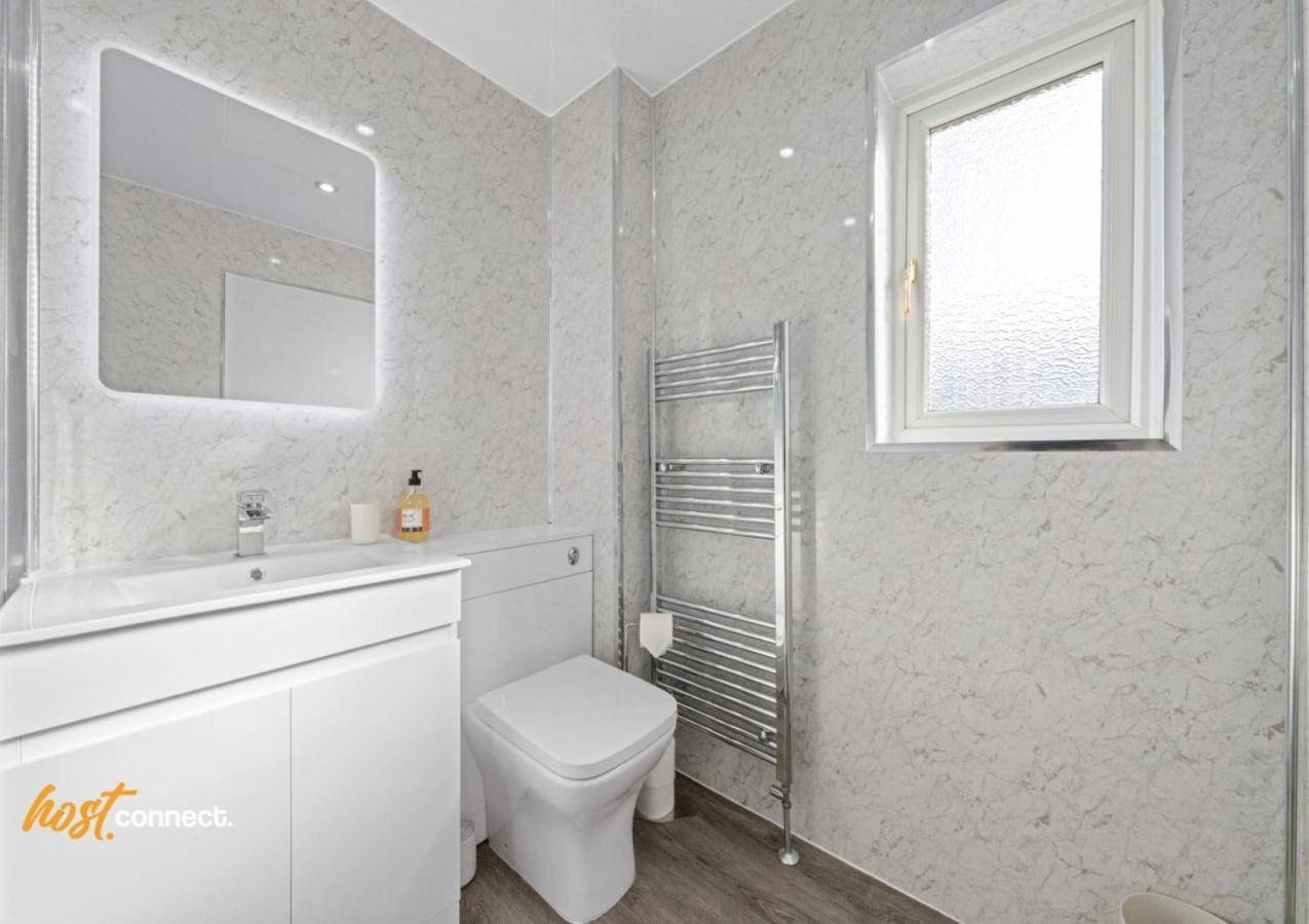 3BR Home in Kilmarnock Sleeps 6 - B&B Kilmarnock