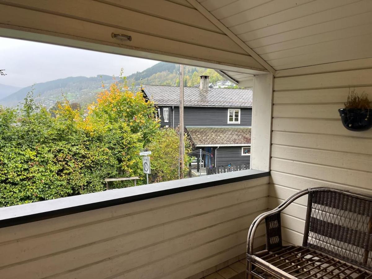 Big Central House with Balcony - Mountain Views - Free Parking - Ferienwohnung Voss