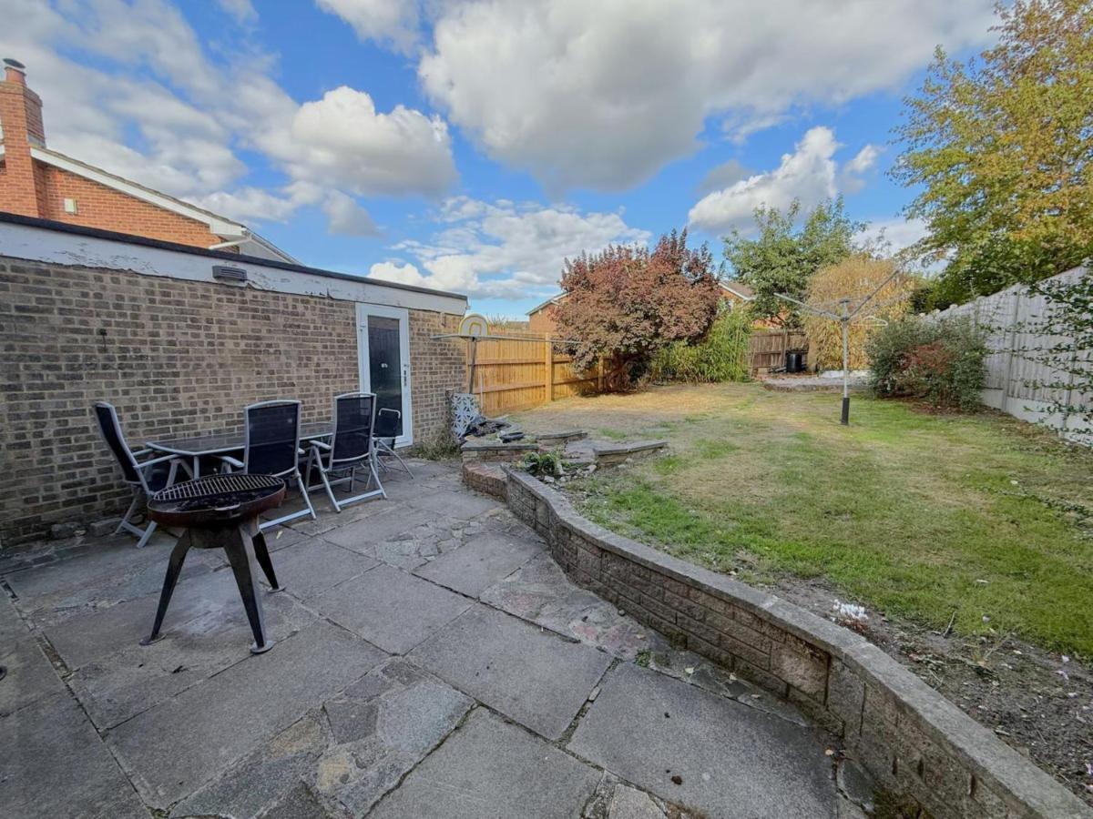 Spacious 4-Bed Home in Ascot - Chambres d'hôtes Ascot