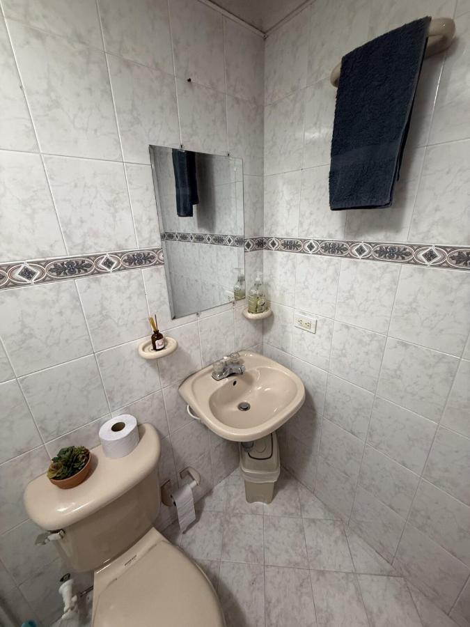 Living Poblado Manila 3029 Habitación Doble con Baño Privado - Bed and Breakfast Medellín