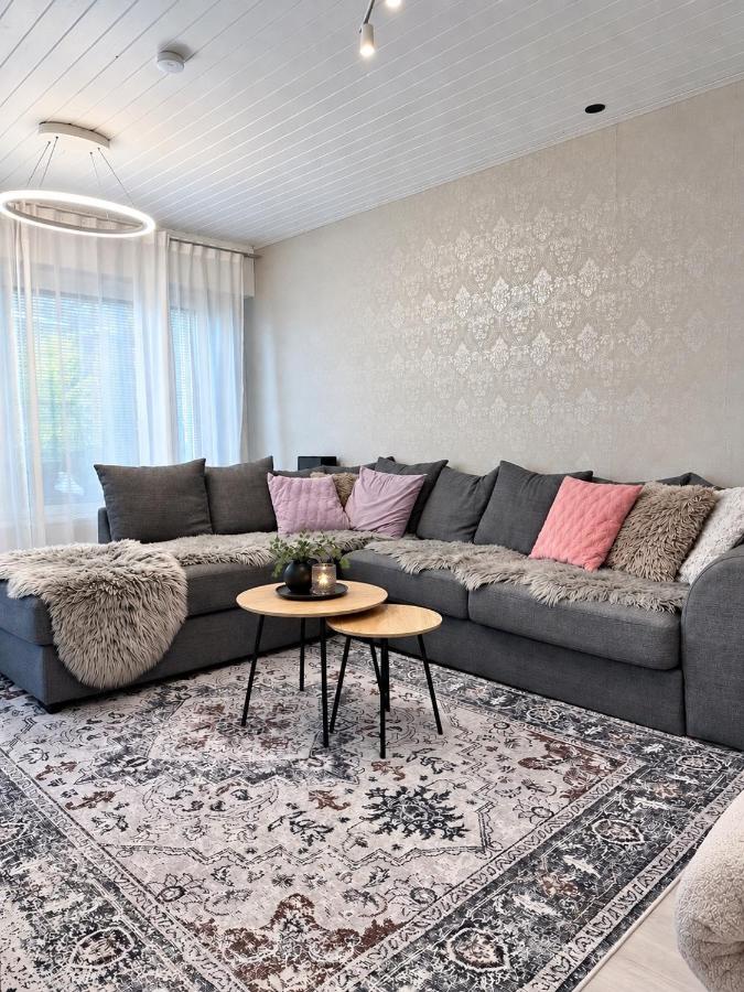 Rubin Apartment - moderni huoneisto lähellä keskustaa - Chambres d'hôtes Kajaani