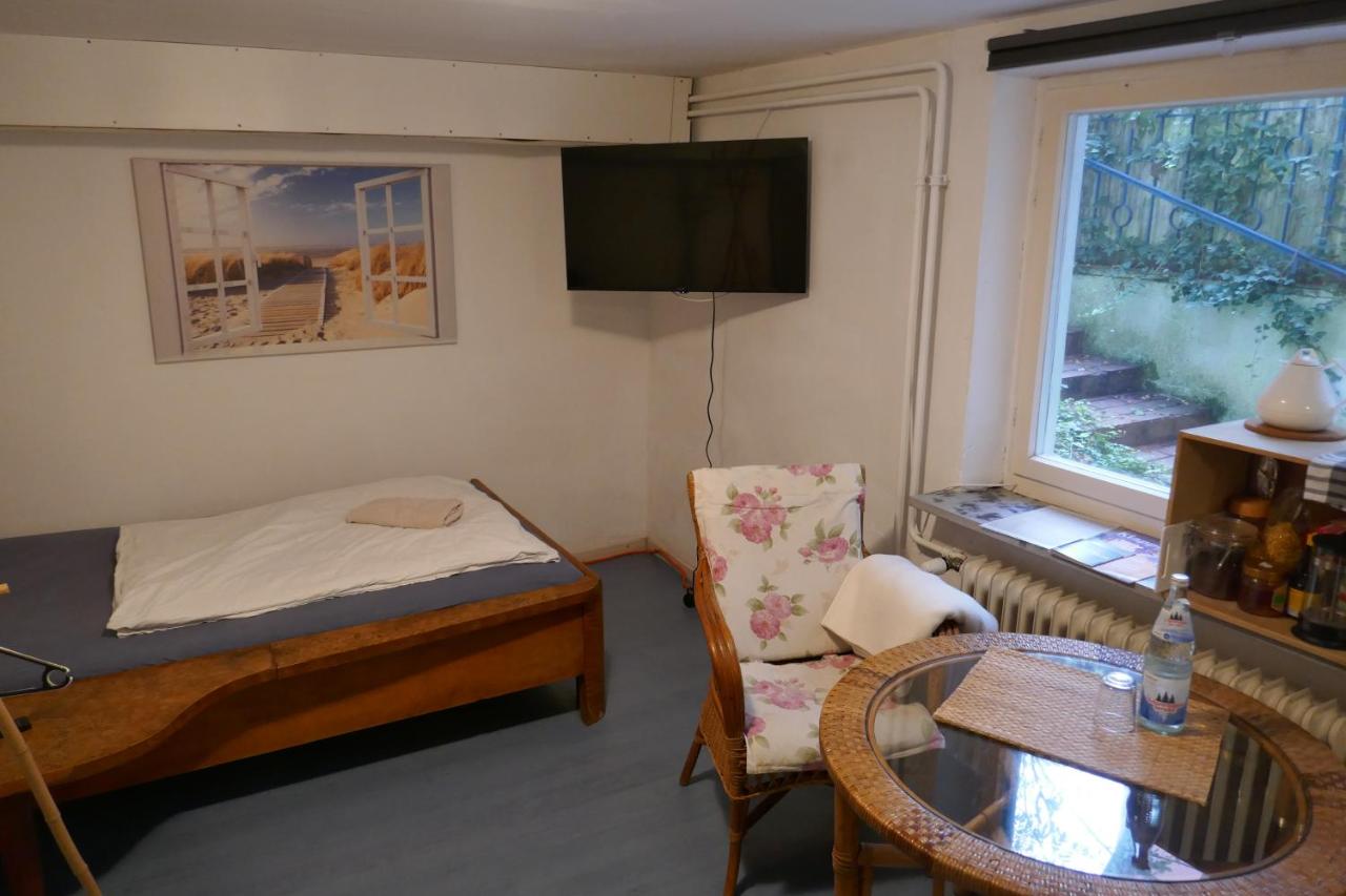 Einzelzimmer im Souterrain, eigener Eingang, mit privater Dusche und WC - B&B Karlsruhe