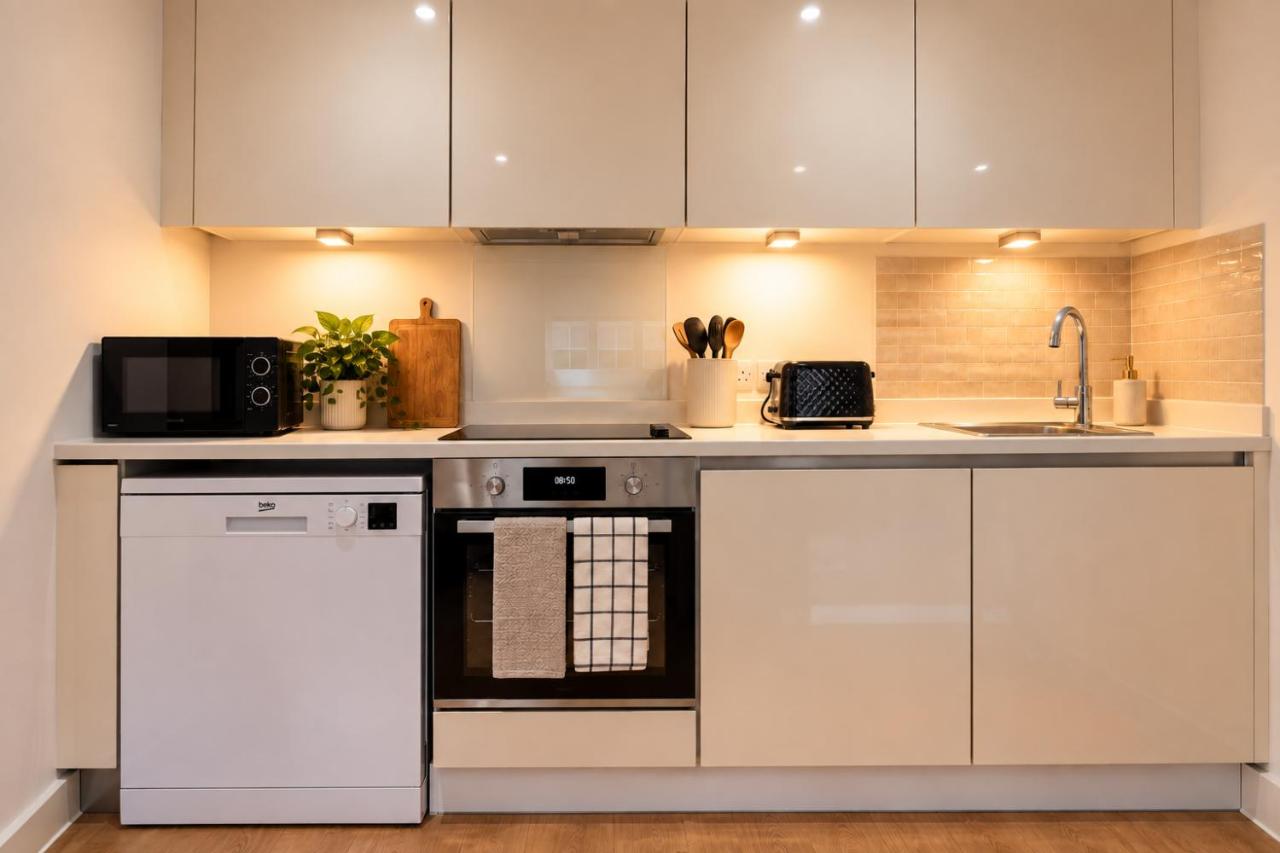 London 1BR Apt - Sleeps 6 - Free Parking - B&B London