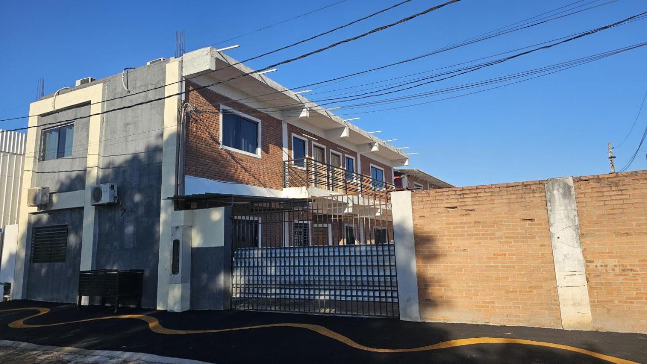 Alojamiento K & D a pasos del Aeropuerto Silvio Petirossi - B&B Luque