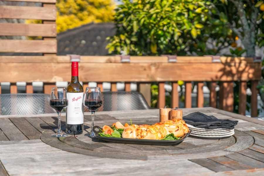 Huia Nest - Walk to Golf & Stadium Sleeps 8 - Bed and Breakfast Rotorua