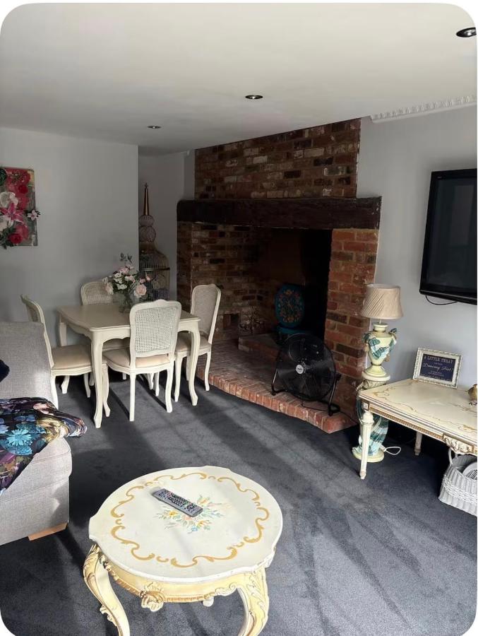FLAT 4, Meadow view - B&B Hurst