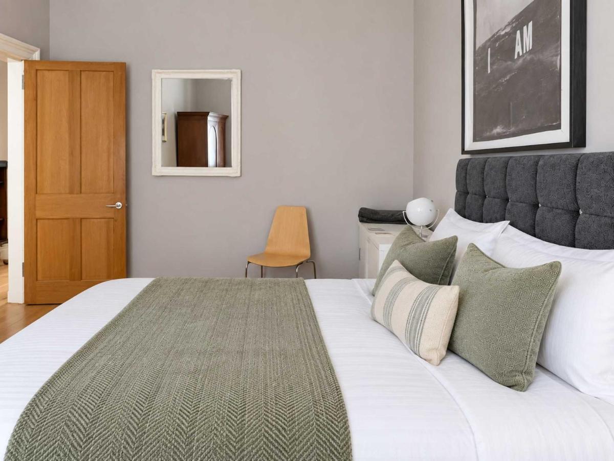 BnBNova - 3BR - Old Town - Castle & The Meadows - Bed and Breakfast Edinburgh