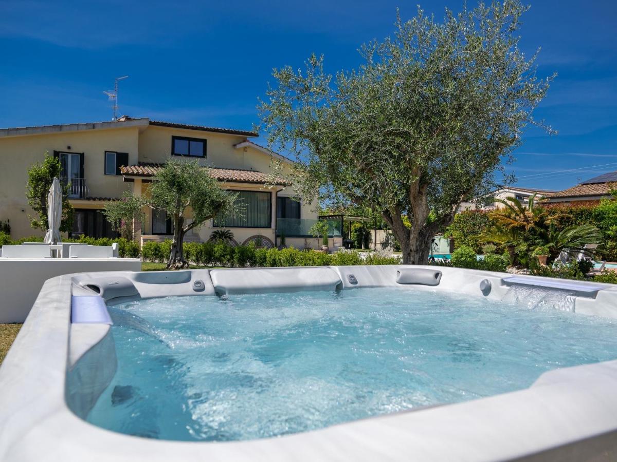 Villa Karina - Luxury Suite, Jacuzzi Pool & Garden Ostia Rome - Chambres d'hôtes Rome