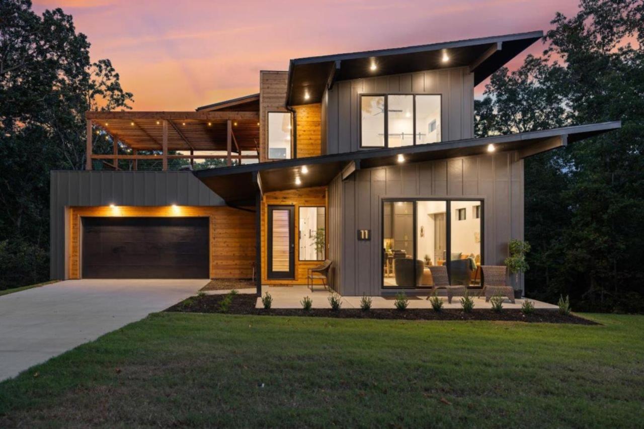 Lookout Chalet NEW Build huge Party Deck Hot Tub and Trail Access - Ferienwohnung Bella Vista