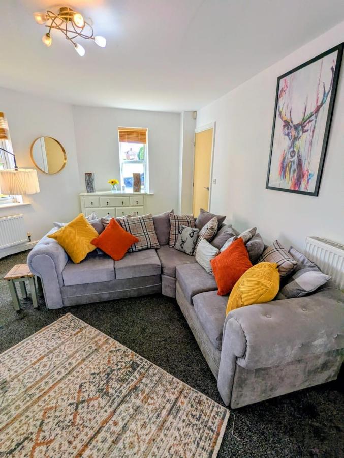 3 beds, 2 showers, 3 toilets and private parking - B&B Crewe