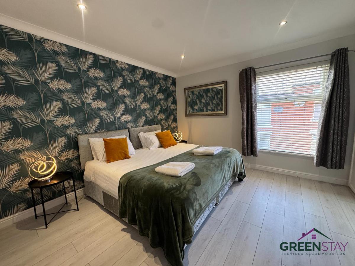 "Honeysuckle House Chester" by Greenstay Serviced Accommodation - Large 3 Bed, 2 Bath House - Sleeps 6 - Private Courtyard - Free Street Parking & WiFi - Near Chester City Centre - Contractors, Business, Families & Long Stays - B&B Chester