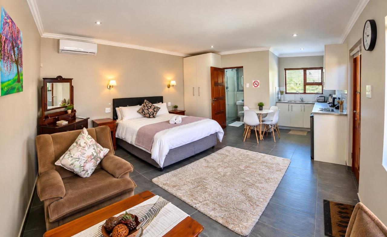 Zimmer mit Queensize-Bett und Gartenblick