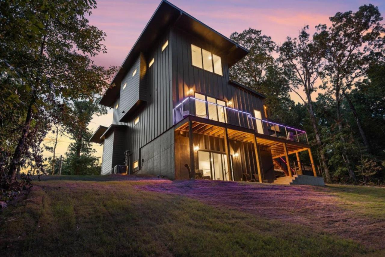 Lookout Chalet NEW Build huge Party Deck Hot Tub and Trail Access - B&B Bella Vista
