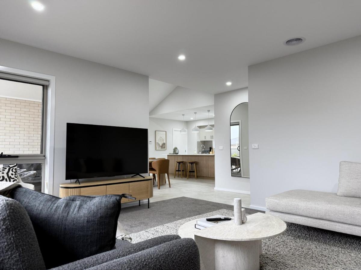 Stylish 3BR Near GV Health, Golf & Sports Precinct - B&B Shepparton