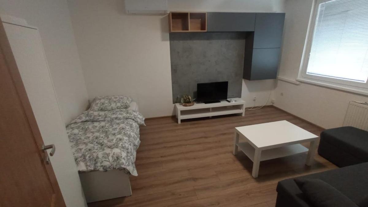 Comorra Studio Apartment - Komarno - B&B Komárno