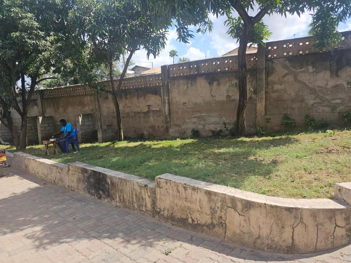 Spacious 3BR Family Retreat with Fast Fiber Wi-Fi & AC - Ferienwohnung Daressalam