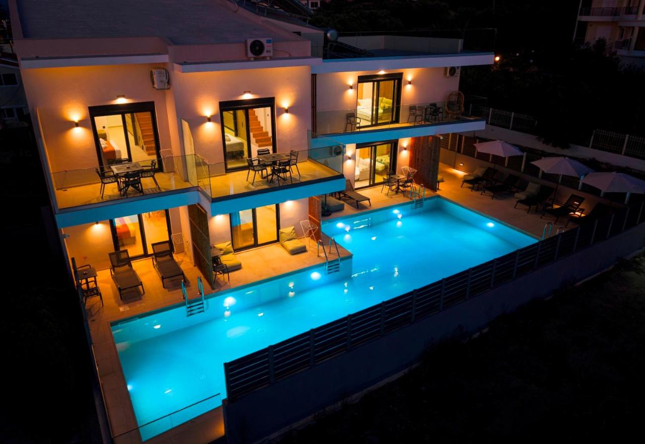 Aelia Luxury Apartments & Pool - B&B Skafidiá