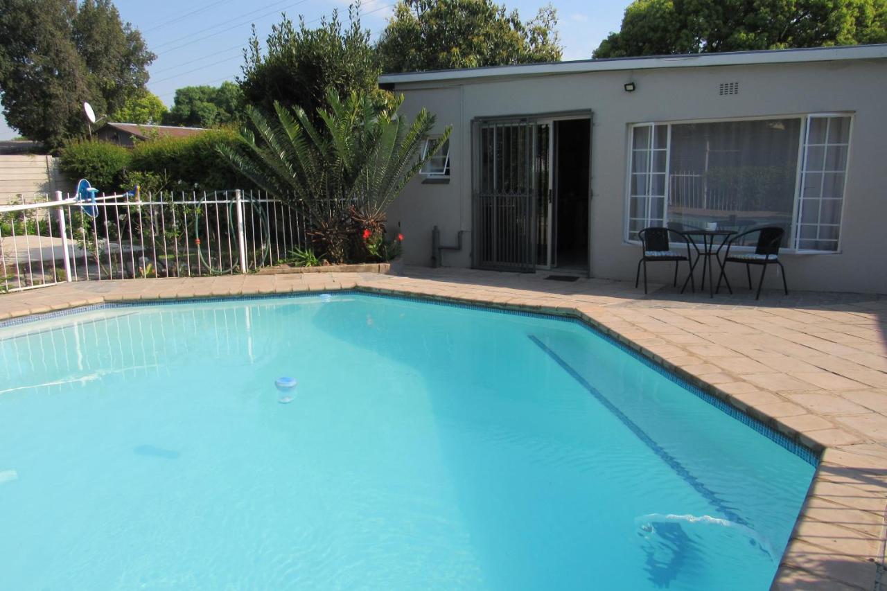 Poolside Garden Studio Queenswood - B&B Pretoria