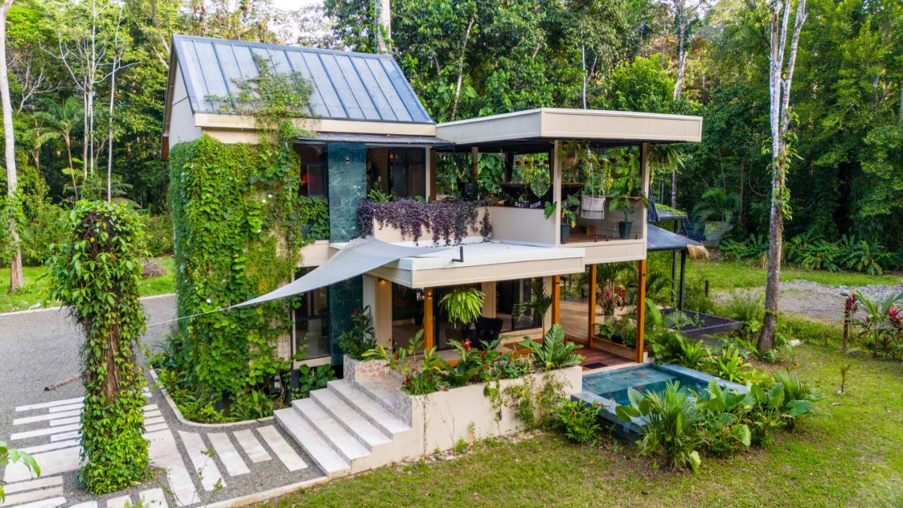 Con Amor Caribe - 240 m2 - 2,500 sq ft - No Shared Spaces - Just Paradise - 5 Min Walk to Pristine Beach - B&B Puerto Viejo de Sarapiqui