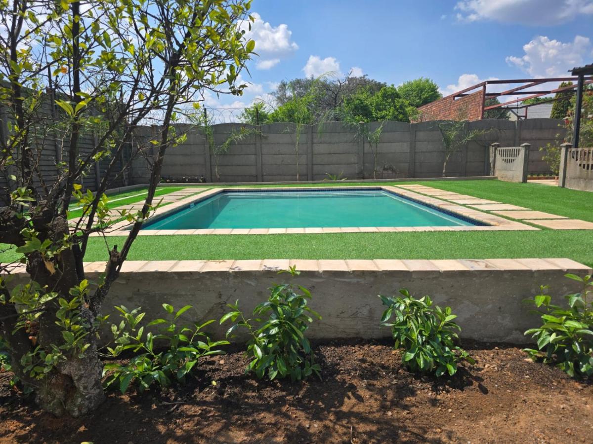 Tokelo Guesthouse Emalahleni - B&B Emalahleni