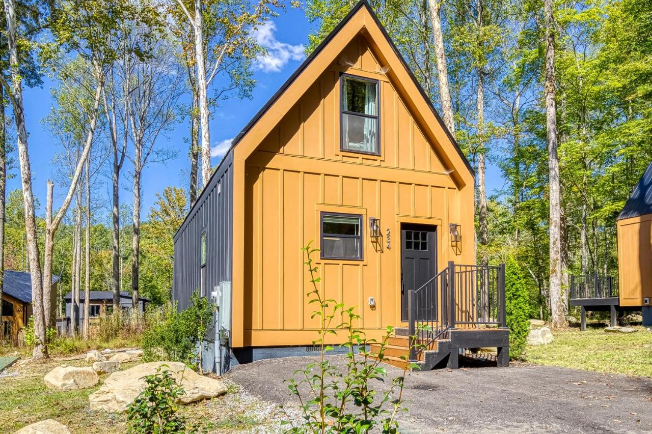 The Happy Hideaway - Hot Tub, WIFI, Free Tickets - Chambres d'hôtes Gatlinburg