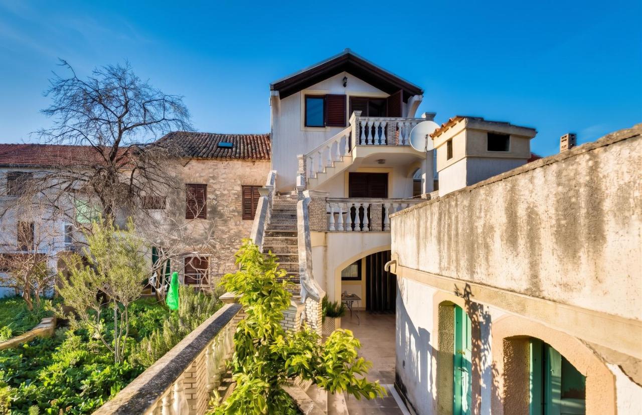 Cosy Apartment with Sea View in Zlarin - 50 sqm + Terrace - Chambres d'hôtes Zlarin