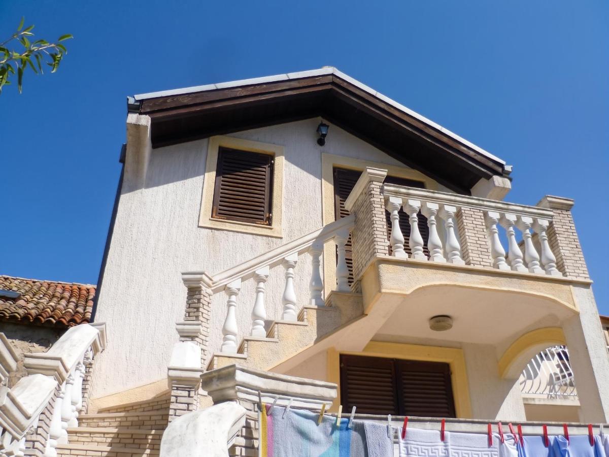 Cosy Apartment with Sea View in Zlarin - 50 sqm + Terrace - Chambres d'hôtes Zlarin