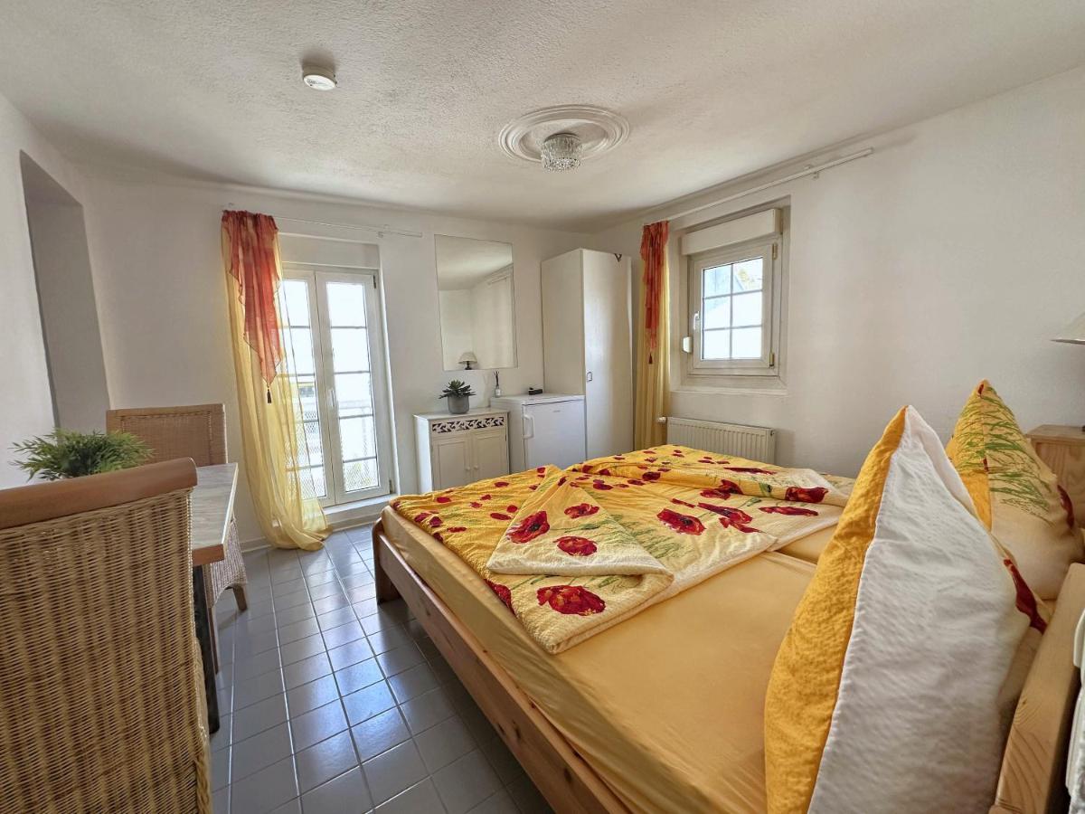 Habitación con cama extragrande.