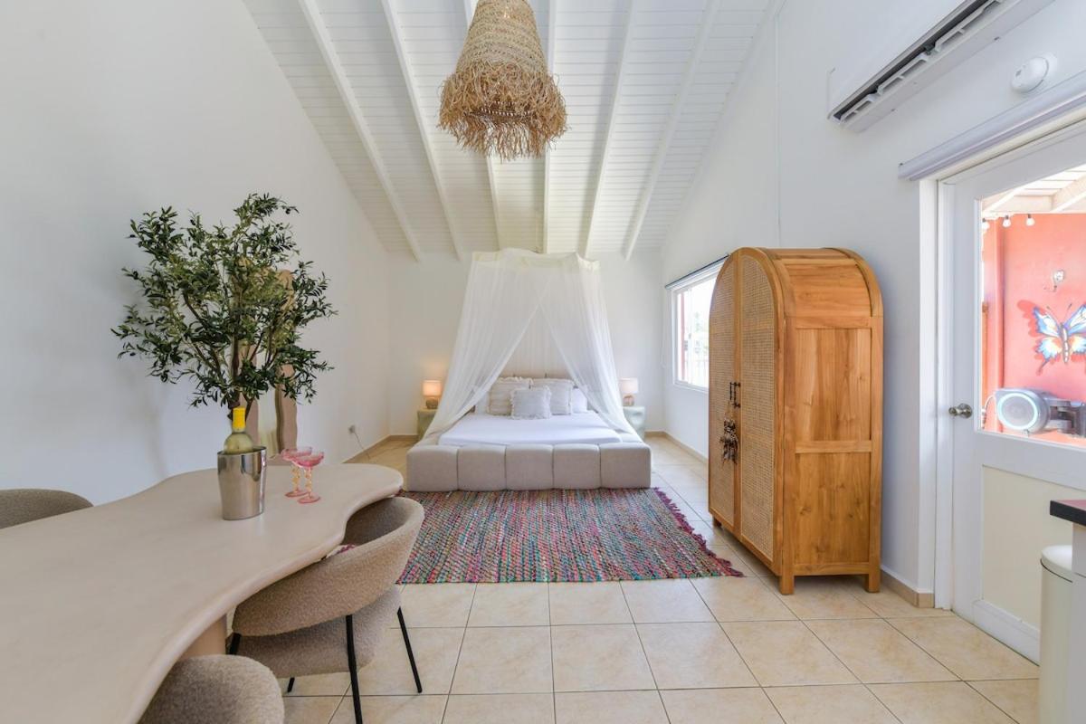 Moderne Studio Palm dichtbij de zee met zwembad - B&B Oranjestad