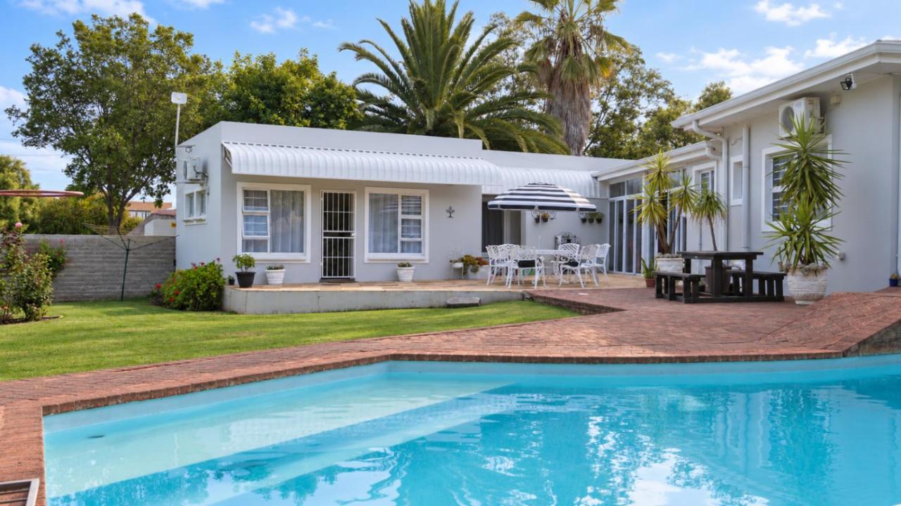 Oaknest Private Garden Guesthouse with Swimming Pool - Ferienwohnung Bloemfontein