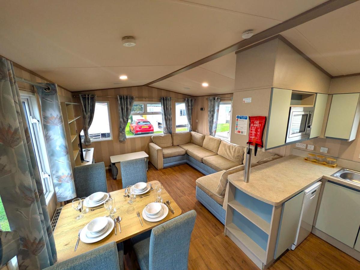 Costal caravan near Edinburgh at Seton Sands - WiFi - 6 sleeps - Bed and Breakfast Birdston
