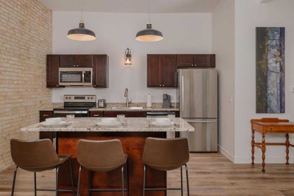 Luxury 1 Bedroom Downtown Neenah Flat - B&B Neenah