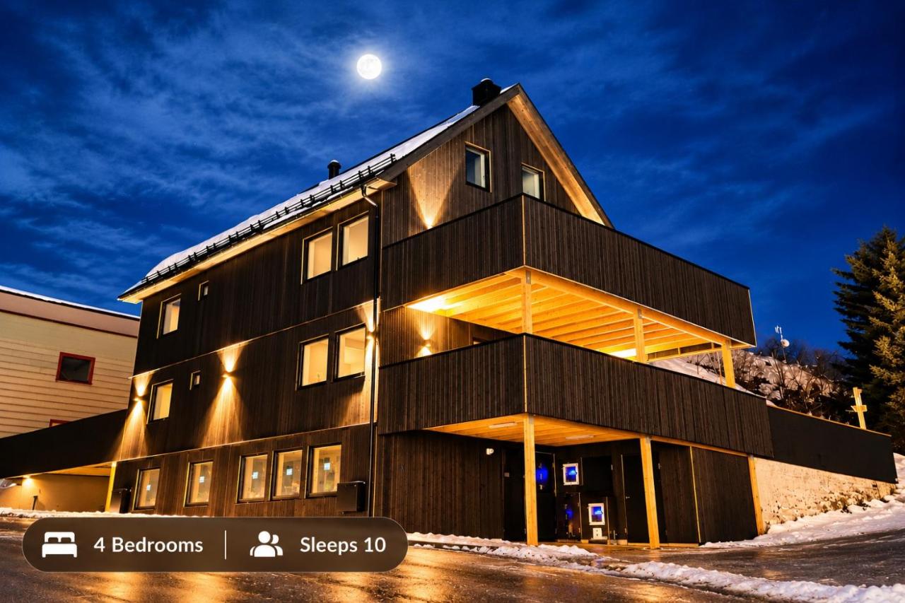 Mountain panorama penthouse, central Svolvær, Lofoten - Bed and Breakfast Svolvær