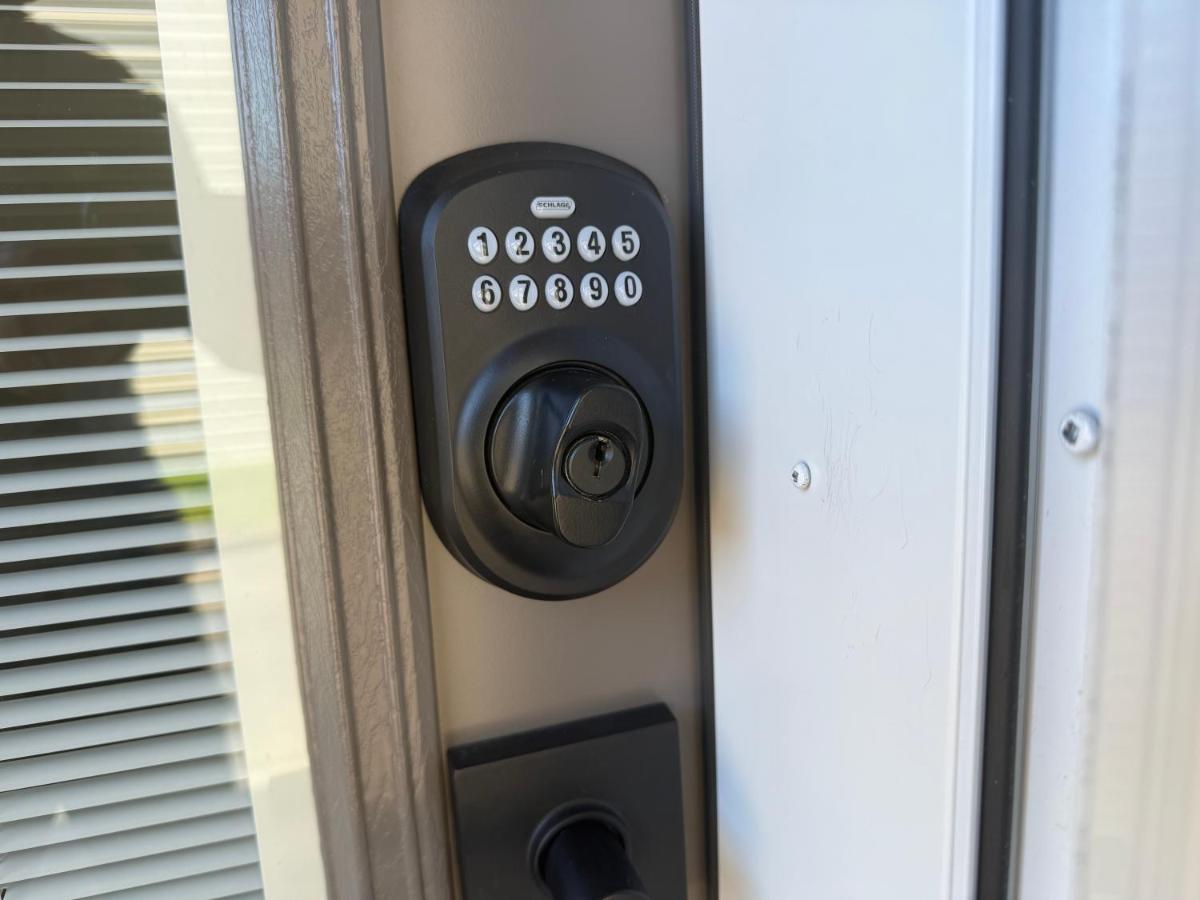 Aura Basement Unit 2 Niagara Falls Self Check-in, Wifi and 1 Parking free - B&B Niagara Falls