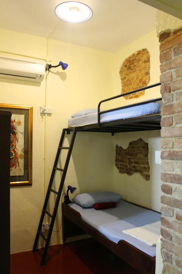 Deze driepersoonskamer heeft een gedeelde badkamer.