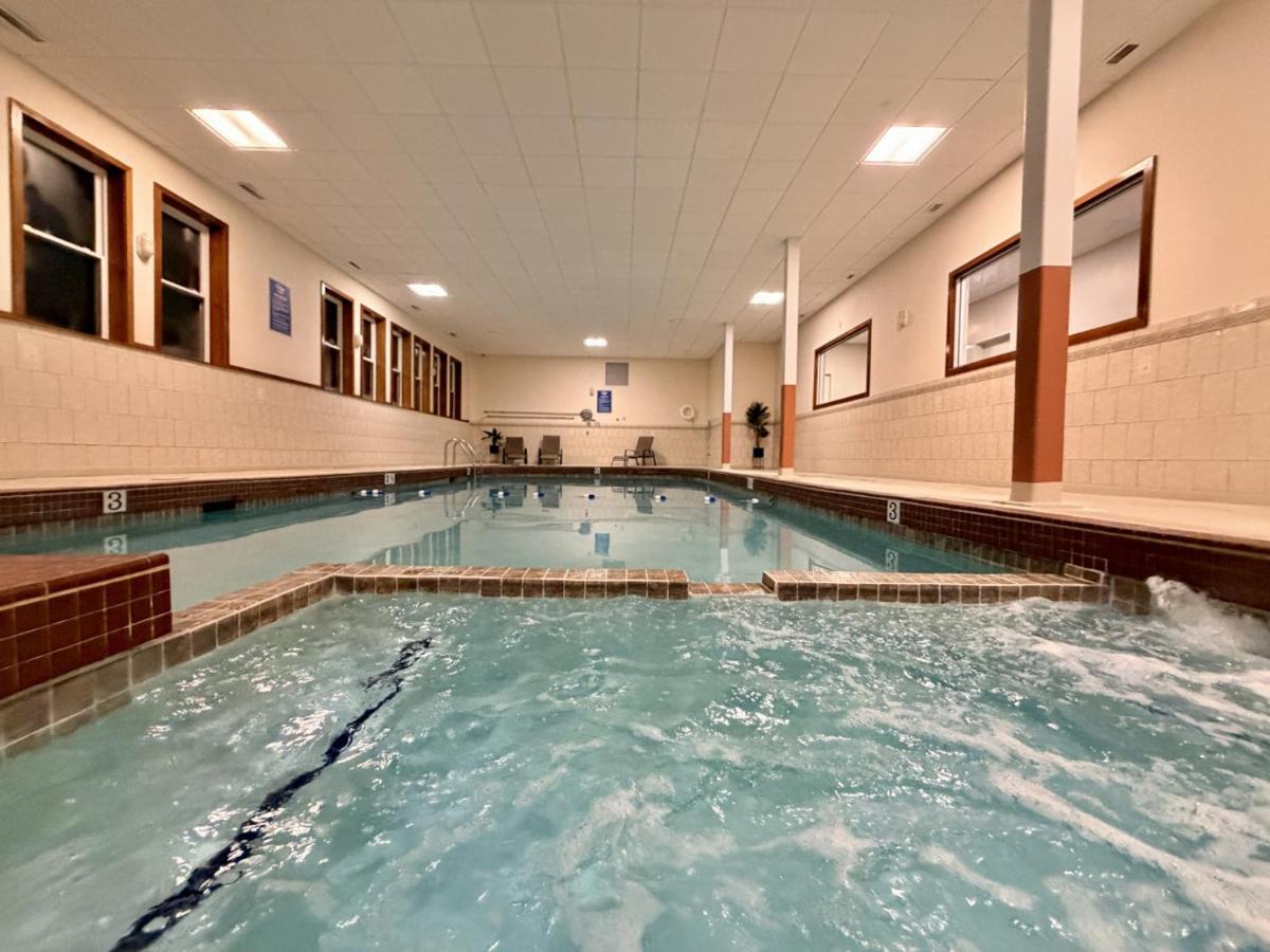 King Hotel Room Indoor Pool Hot Tub and Gym Loon - B&B Lincoln