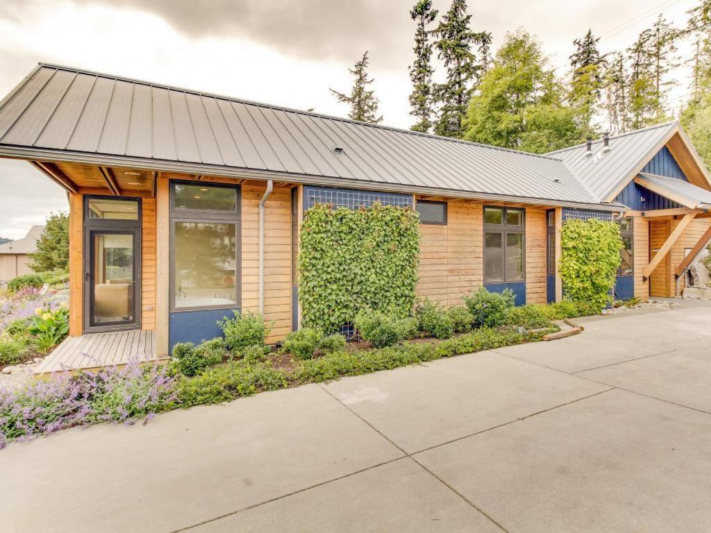 Fidalgo Island Waterfront Stunner - B&B